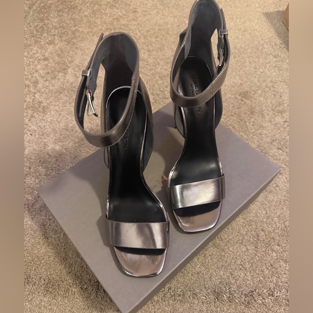 HALSTON HERITAGE Metallic sandal heel.